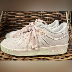 Adidas Rivalry Low Putty Light Pink in size 8.5 Great condition Please!